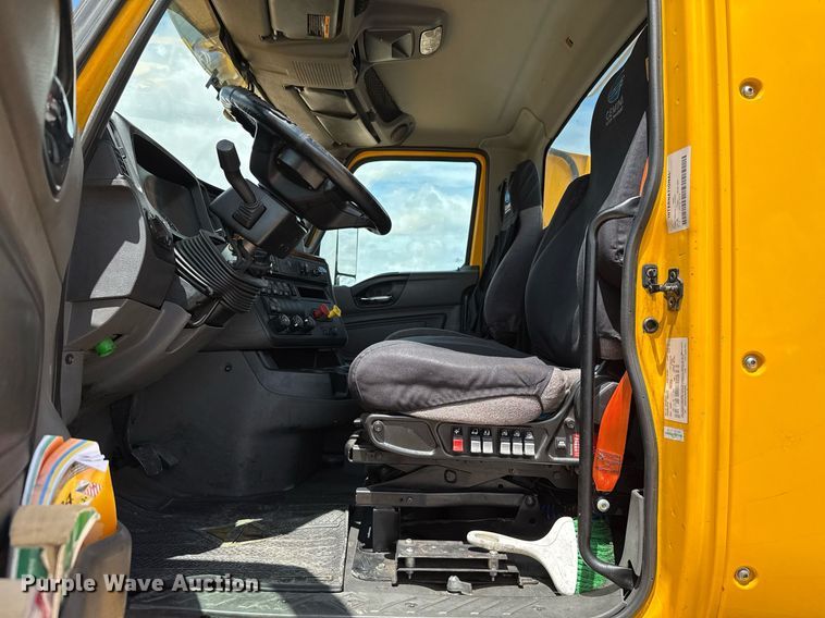 image for item EJ4831 2021 International LT625 semi truck