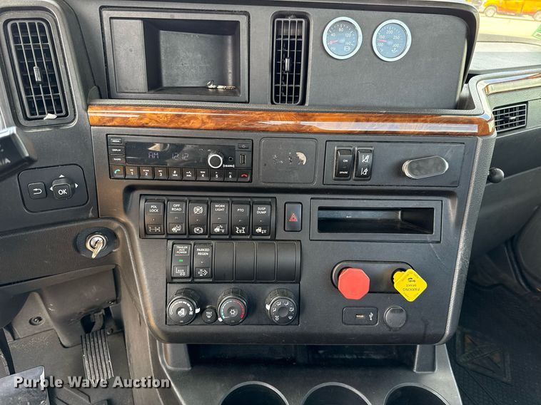 image for item EJ4831 2021 International LT625 semi truck