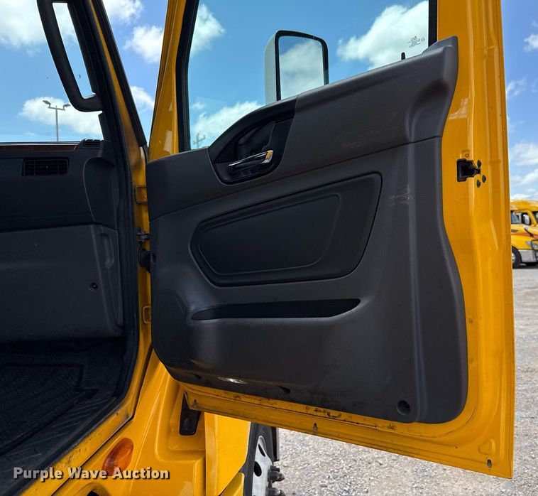 image for item EJ4831 2021 International LT625 semi truck