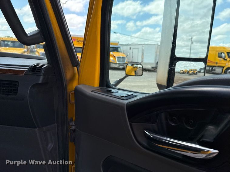 image for item EJ4831 2021 International LT625 semi truck