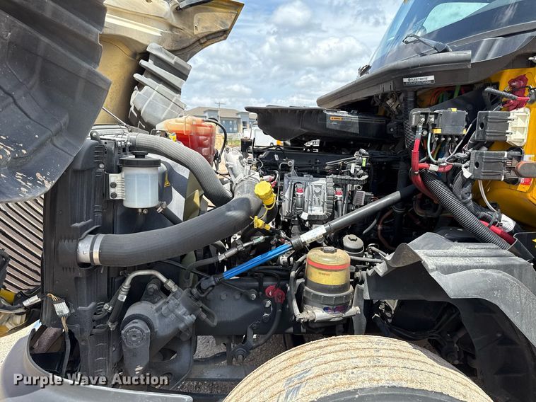 image for item EJ4831 2021 International LT625 semi truck