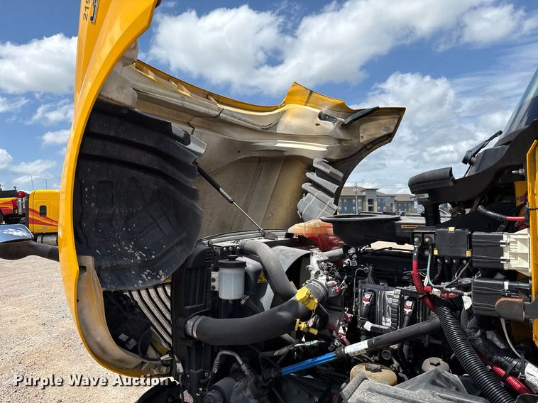 image for item EJ4831 2021 International LT625 semi truck