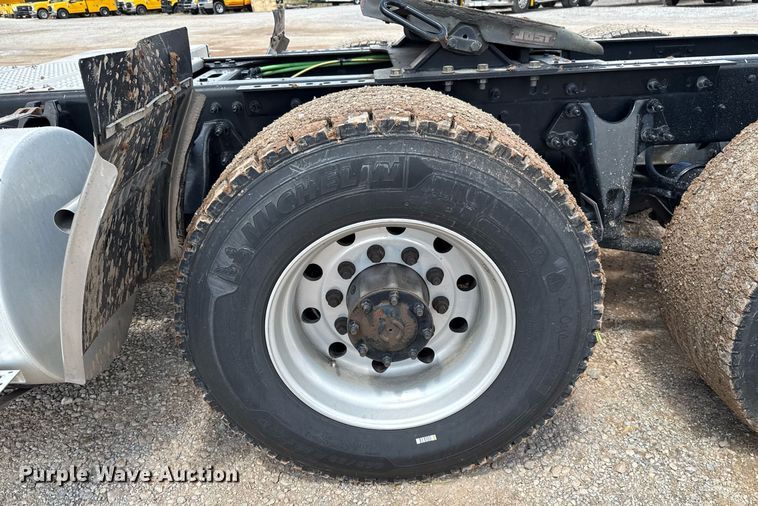 image for item EJ4831 2021 International LT625 semi truck