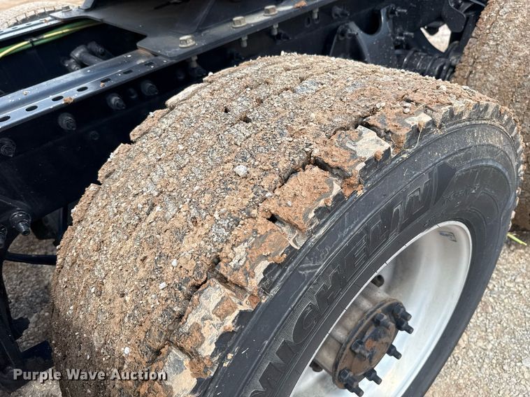 image for item EJ4831 2021 International LT625 semi truck