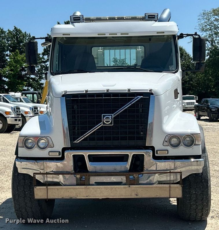 image for item EK8436 2012 Volvo Truck VHD semi truck