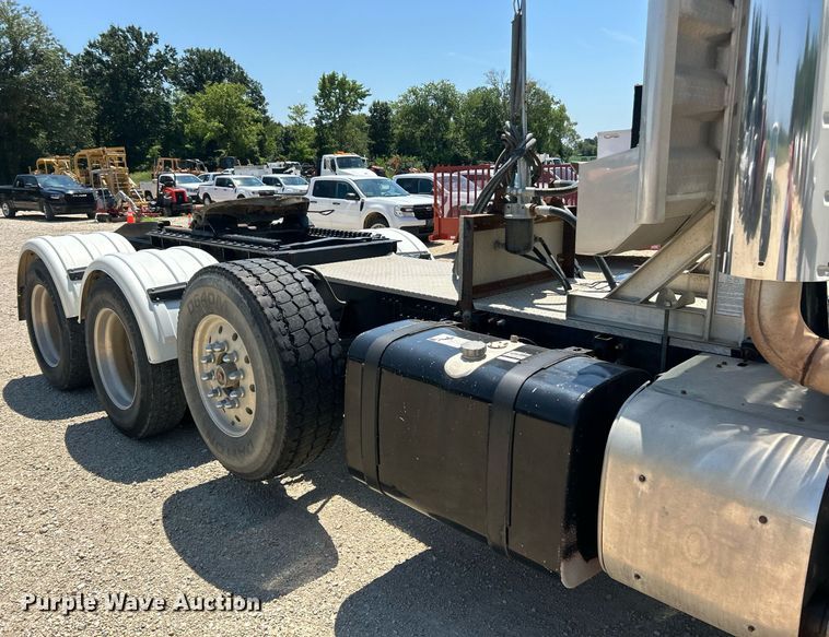 image for item EK8436 2012 Volvo Truck VHD semi truck