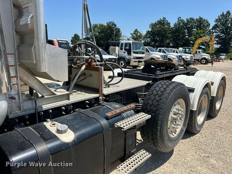 image for item EK8436 2012 Volvo Truck VHD semi truck