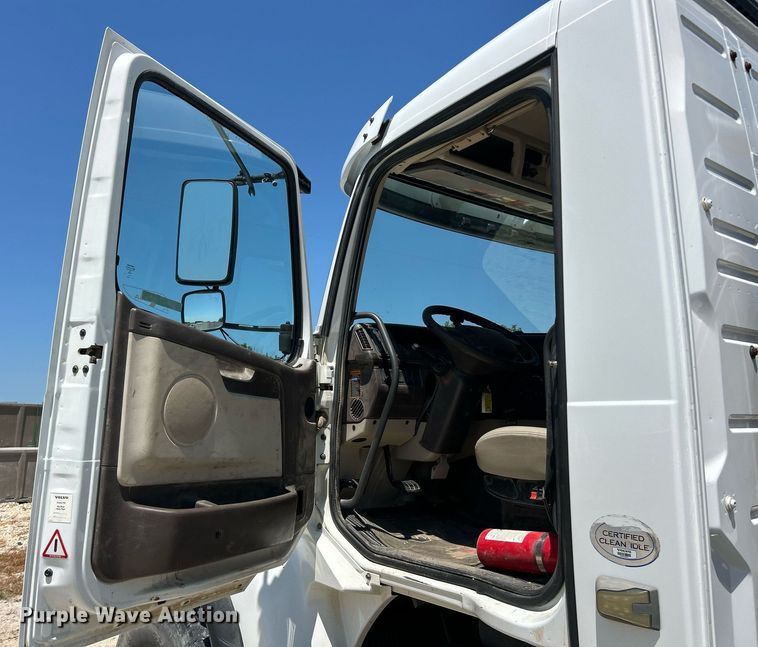 image for item EK8436 2012 Volvo Truck VHD semi truck