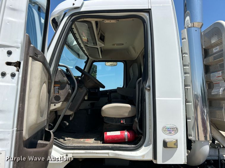 image for item EK8436 2012 Volvo Truck VHD semi truck