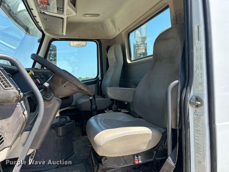 image for item EK8436 2012 Volvo Truck VHD semi truck