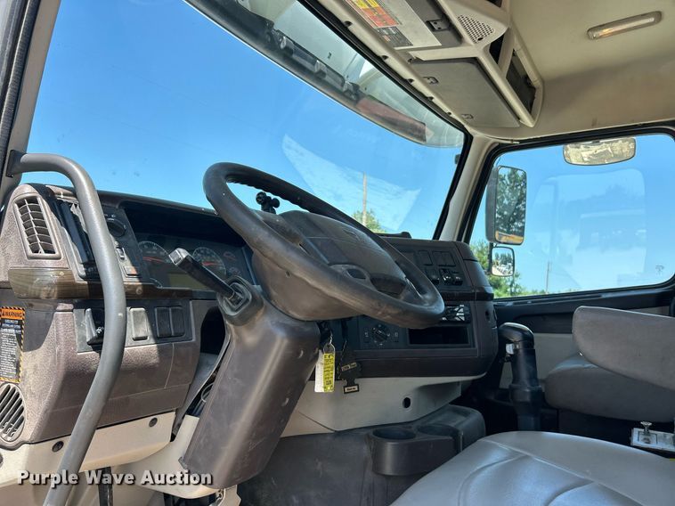 image for item EK8436 2012 Volvo Truck VHD semi truck