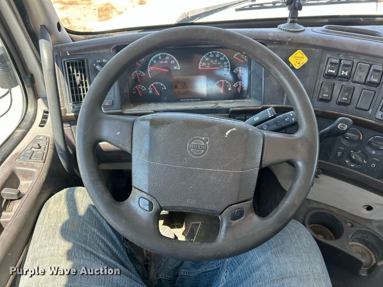 image for item EK8436 2012 Volvo Truck VHD semi truck