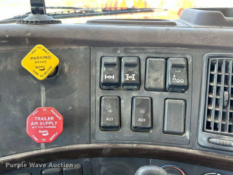 image for item EK8436 2012 Volvo Truck VHD semi truck