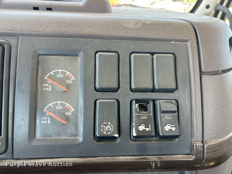 image for item EK8436 2012 Volvo Truck VHD semi truck