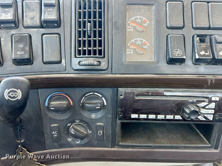 image for item EK8436 2012 Volvo Truck VHD semi truck