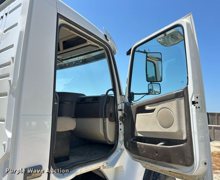 image for item EK8436 2012 Volvo Truck VHD semi truck