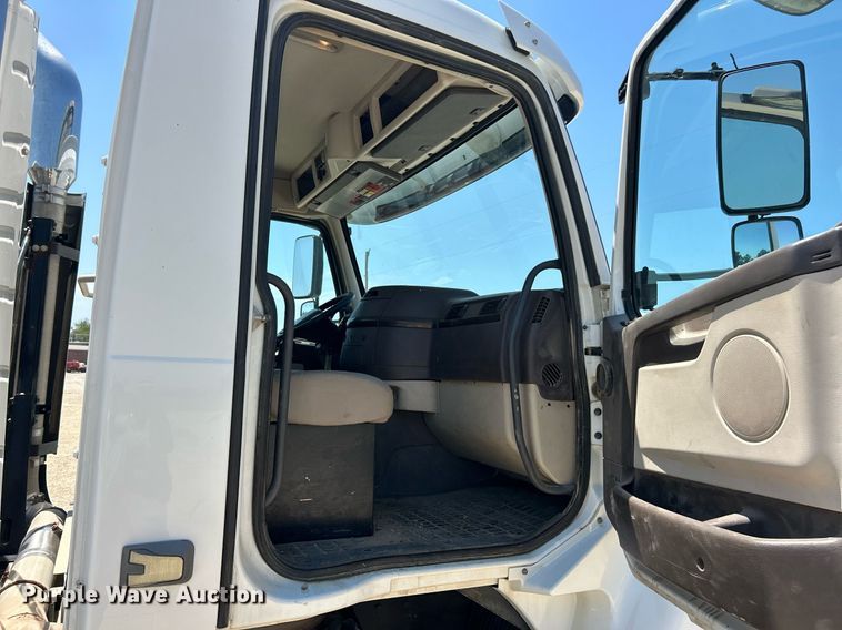 image for item EK8436 2012 Volvo Truck VHD semi truck