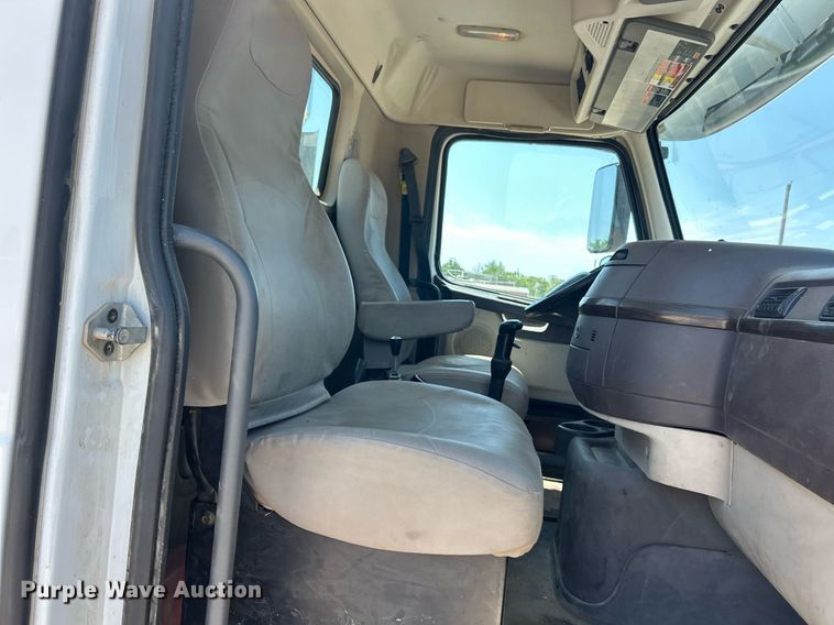 image for item EK8436 2012 Volvo Truck VHD semi truck