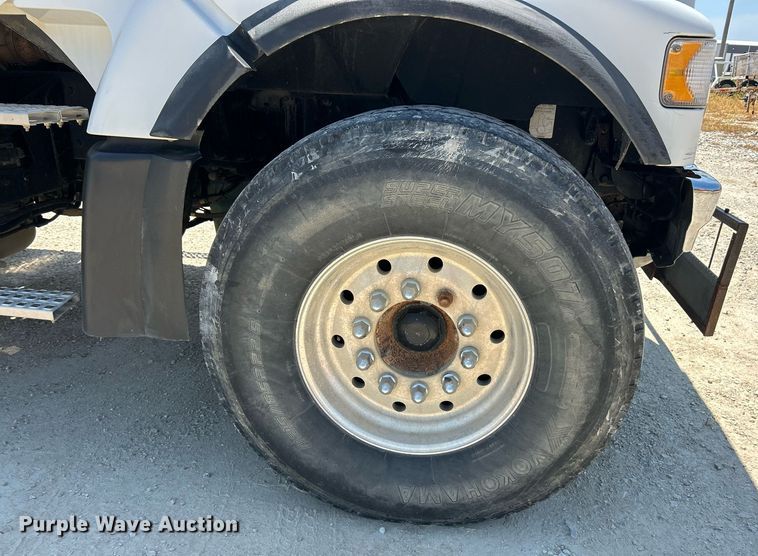 image for item EK8436 2012 Volvo Truck VHD semi truck