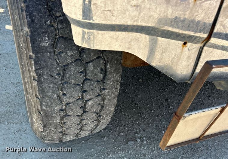 image for item EK8436 2012 Volvo Truck VHD semi truck