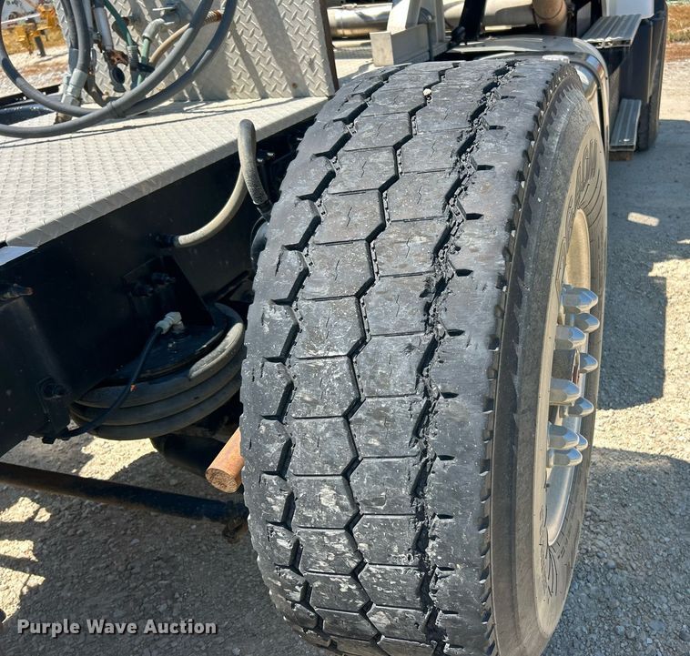 image for item EK8436 2012 Volvo Truck VHD semi truck