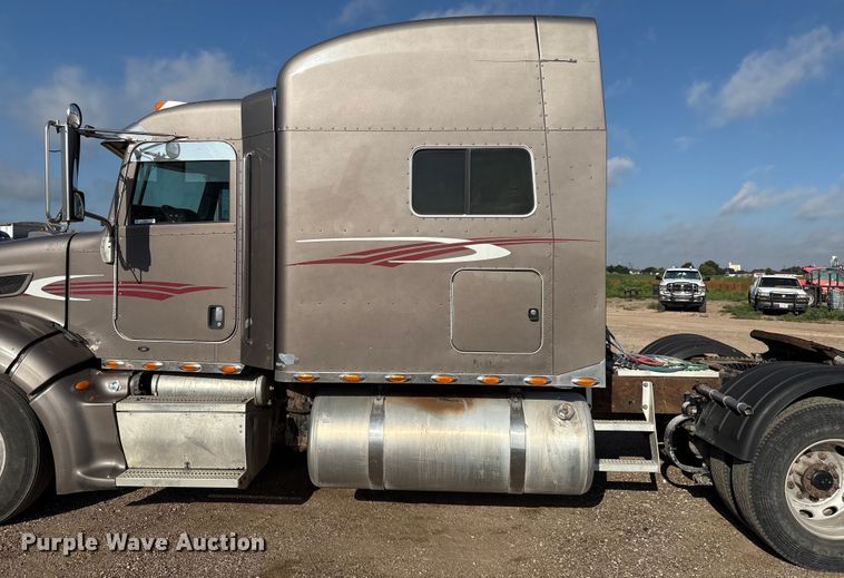 image for item EM0508 2007 Peterbilt 386 semi truck