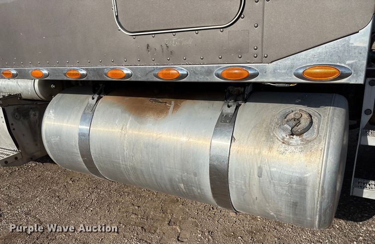 image for item EM0508 2007 Peterbilt 386 semi truck