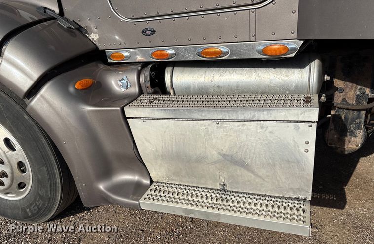 image for item EM0508 2007 Peterbilt 386 semi truck