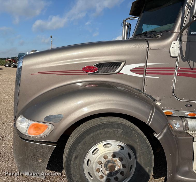 image for item EM0508 2007 Peterbilt 386 semi truck