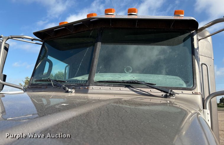 image for item EM0508 2007 Peterbilt 386 semi truck