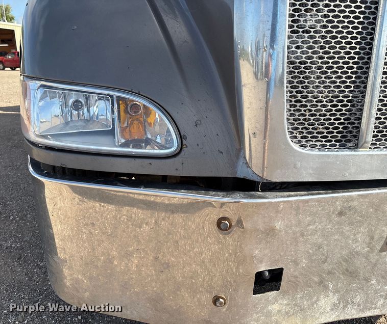 image for item EM0508 2007 Peterbilt 386 semi truck