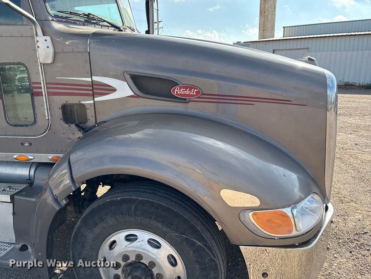 image for item EM0508 2007 Peterbilt 386 semi truck