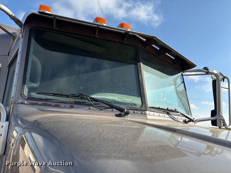 image for item EM0508 2007 Peterbilt 386 semi truck