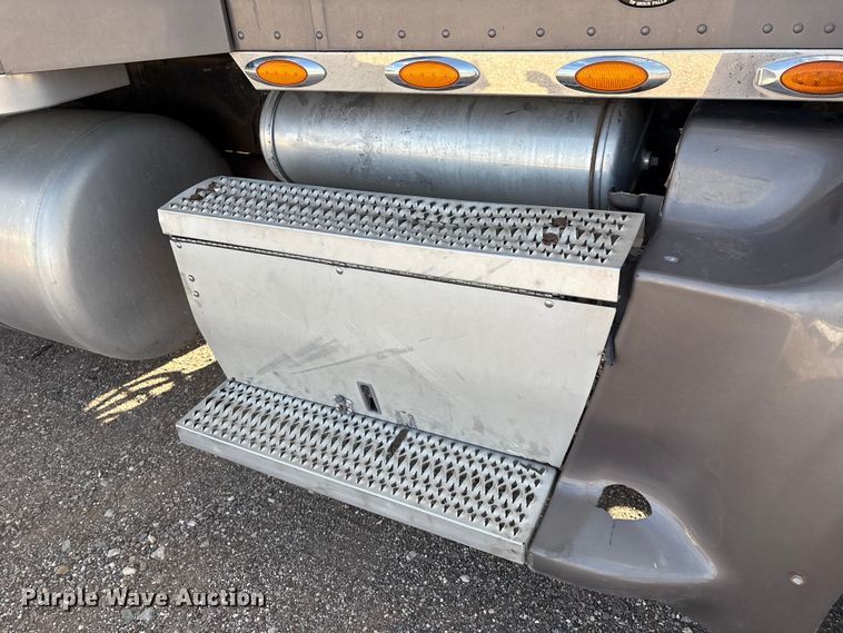 image for item EM0508 2007 Peterbilt 386 semi truck