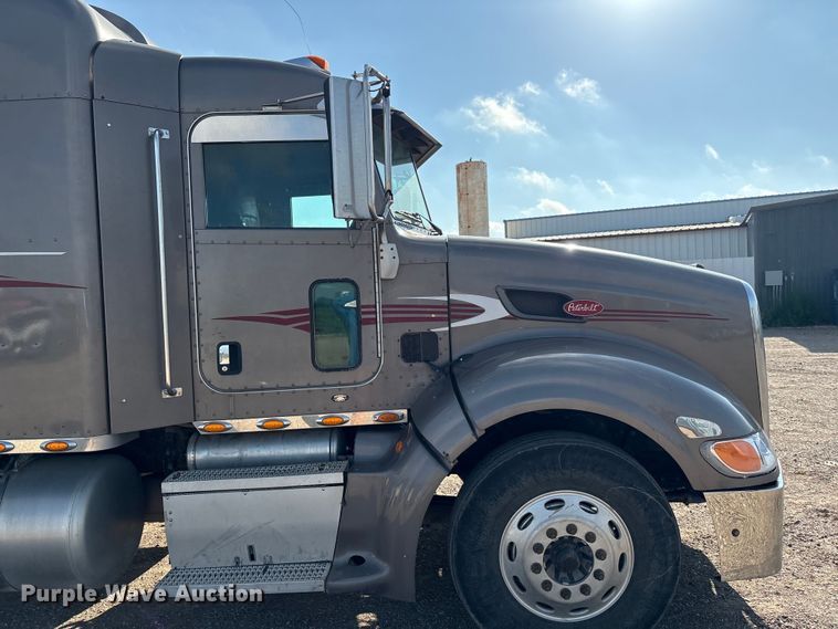 image for item EM0508 2007 Peterbilt 386 semi truck
