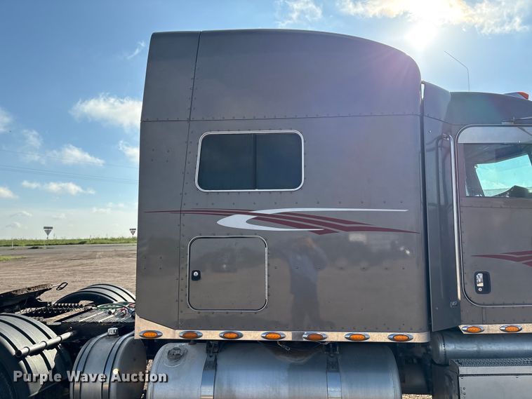 image for item EM0508 2007 Peterbilt 386 semi truck