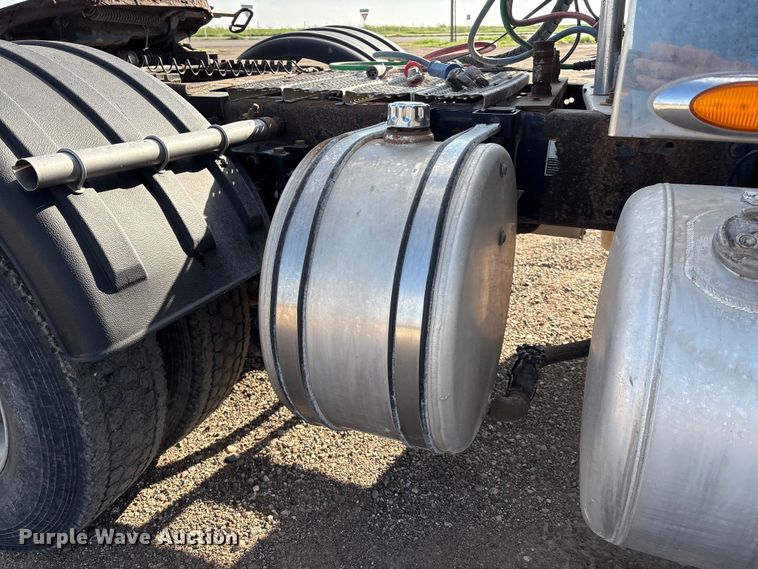 image for item EM0508 2007 Peterbilt 386 semi truck