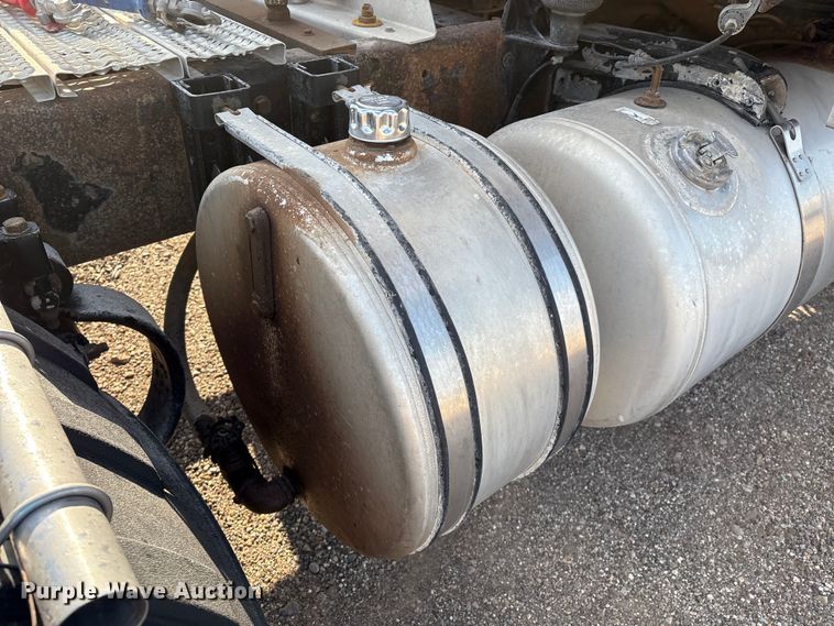 image for item EM0508 2007 Peterbilt 386 semi truck