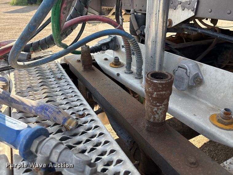 image for item EM0508 2007 Peterbilt 386 semi truck