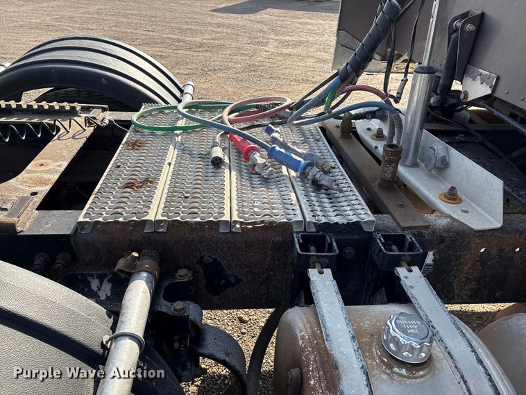 image for item EM0508 2007 Peterbilt 386 semi truck