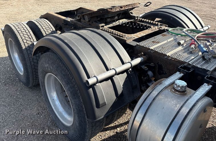 image for item EM0508 2007 Peterbilt 386 semi truck