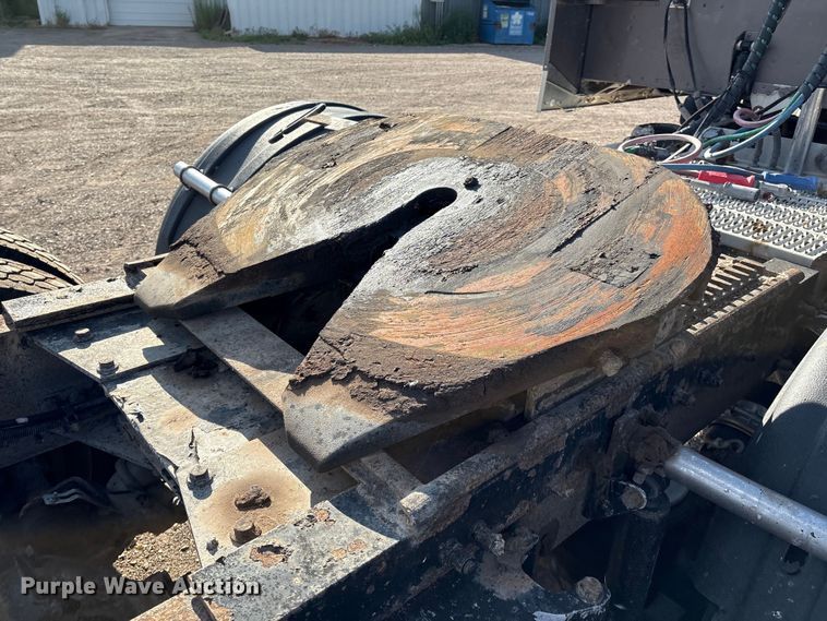 image for item EM0508 2007 Peterbilt 386 semi truck