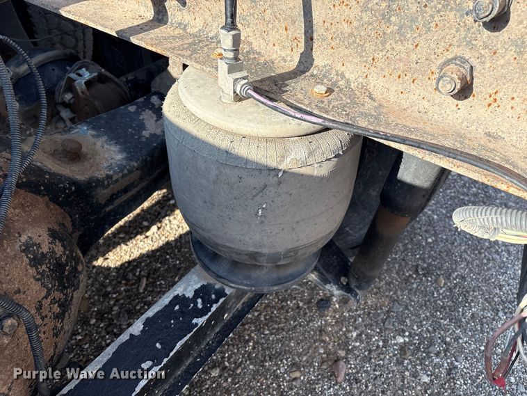 image for item EM0508 2007 Peterbilt 386 semi truck