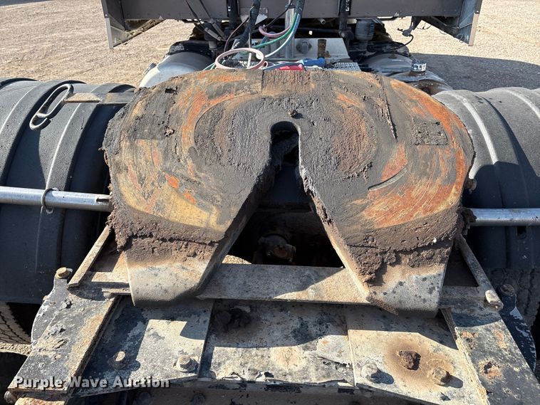 image for item EM0508 2007 Peterbilt 386 semi truck