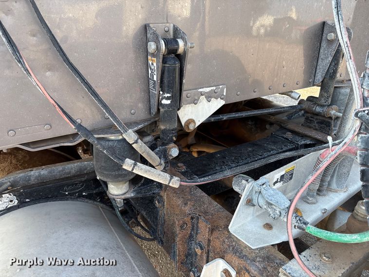 image for item EM0508 2007 Peterbilt 386 semi truck