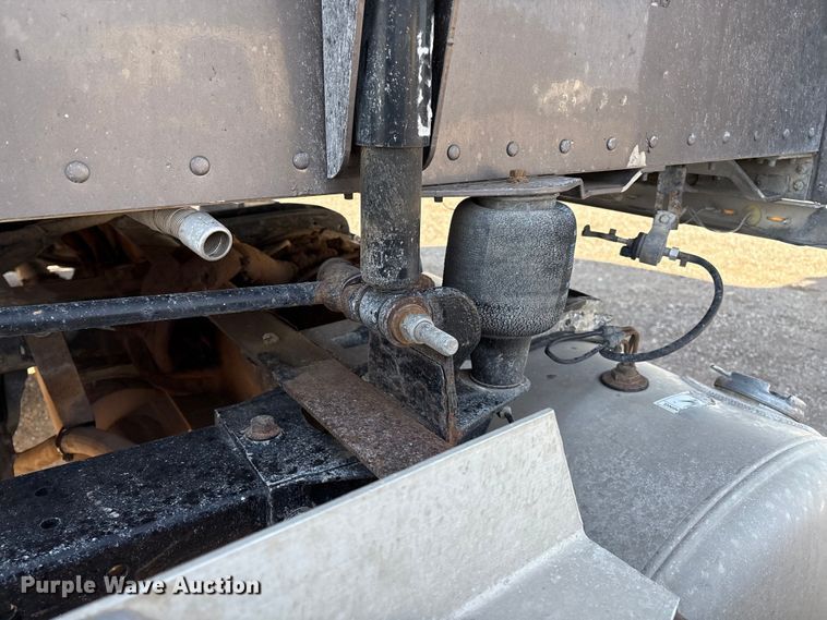 image for item EM0508 2007 Peterbilt 386 semi truck