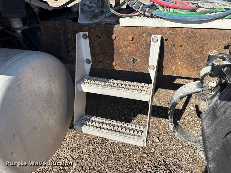 image for item EM0508 2007 Peterbilt 386 semi truck