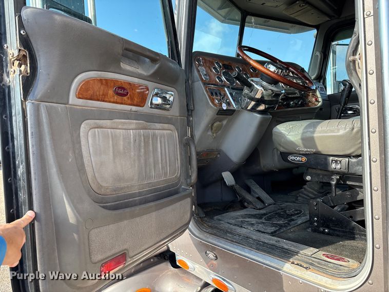 image for item EM0508 2007 Peterbilt 386 semi truck