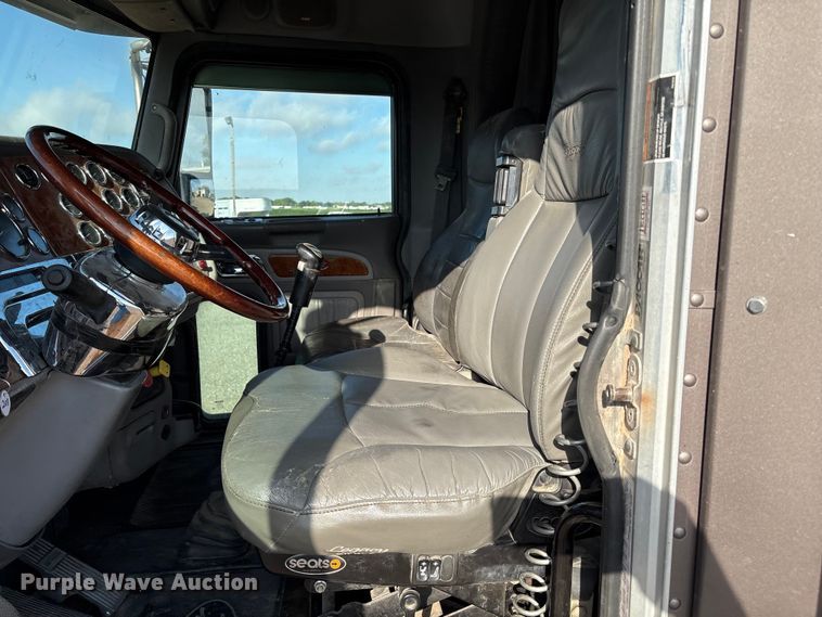 image for item EM0508 2007 Peterbilt 386 semi truck