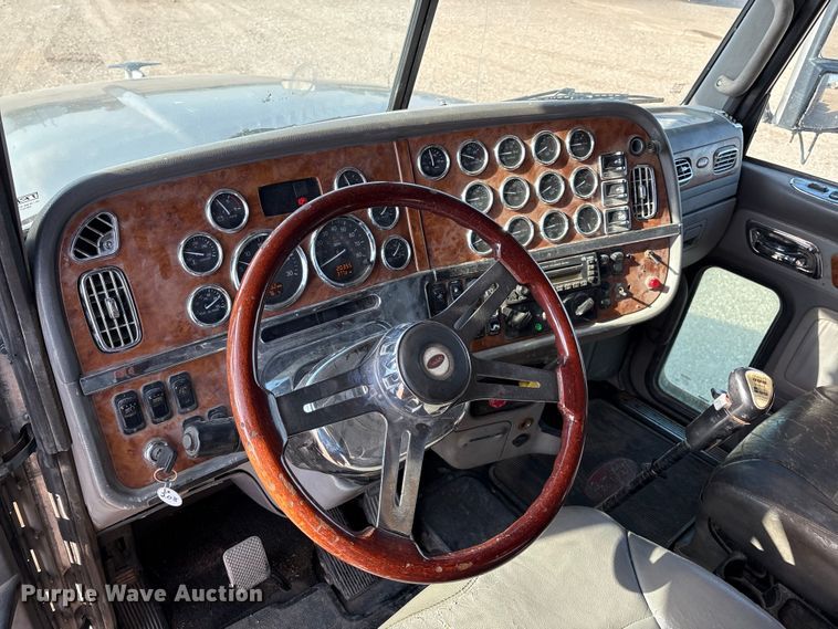 image for item EM0508 2007 Peterbilt 386 semi truck